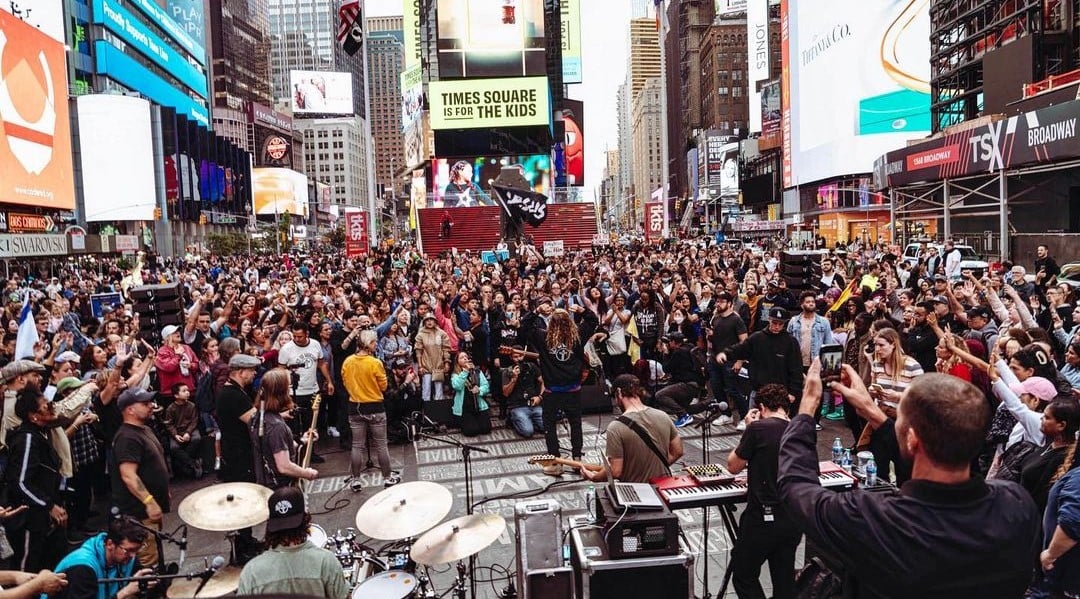 Milhares adoram Jesus na Times Square: “O mundo está faminto pelo Evangelho”