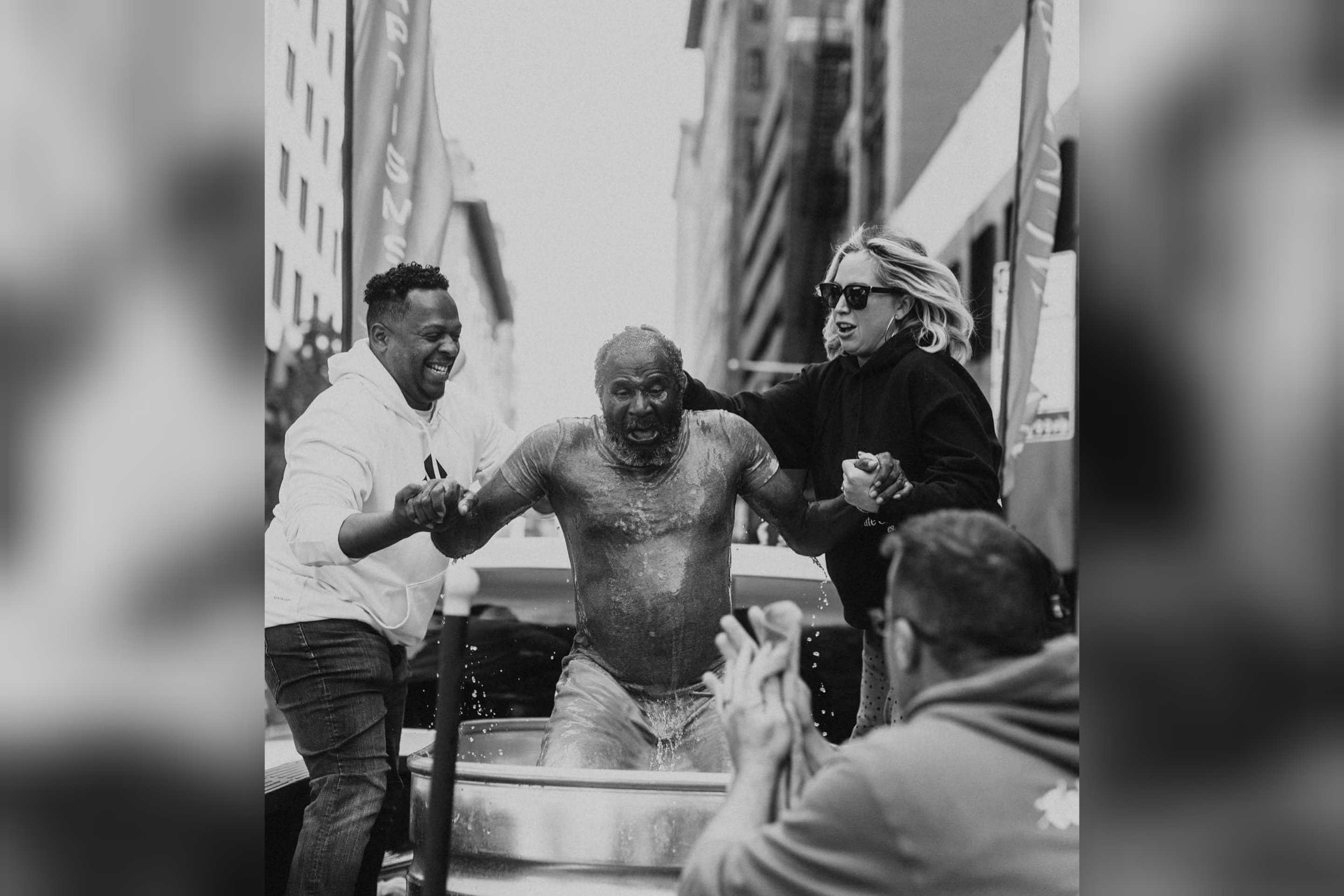 Pessoas são batizadas em evangelismo de rua em Nova York: 