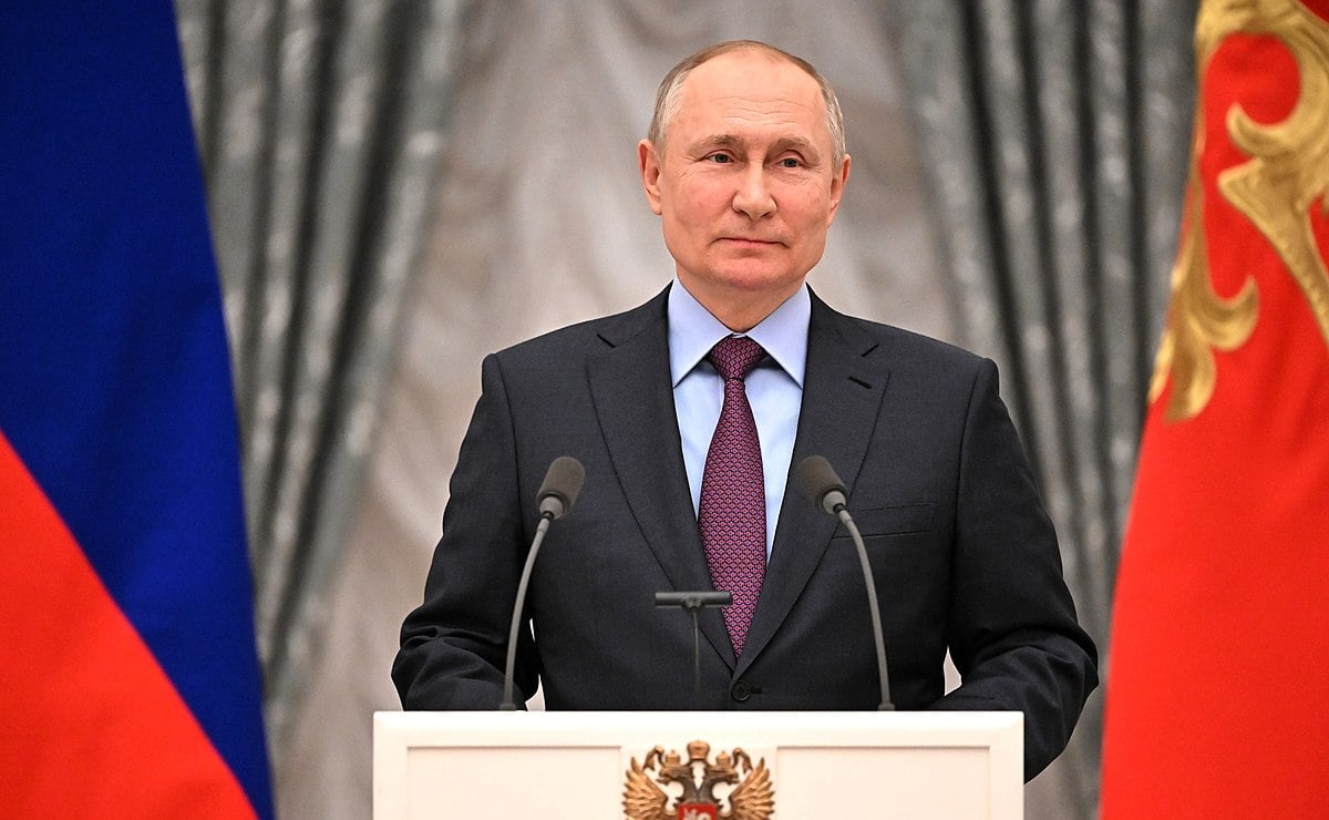 Vladimir Putin responde a perguntas da mídia sobre o reconhecimento russo das 'repúblicas populares' de Donetsk e Lugansk, em entrevista coletiva, em 22 de fevereiro de 2022. (Foto: Gabinete Executivo Presidencial da Rússia)