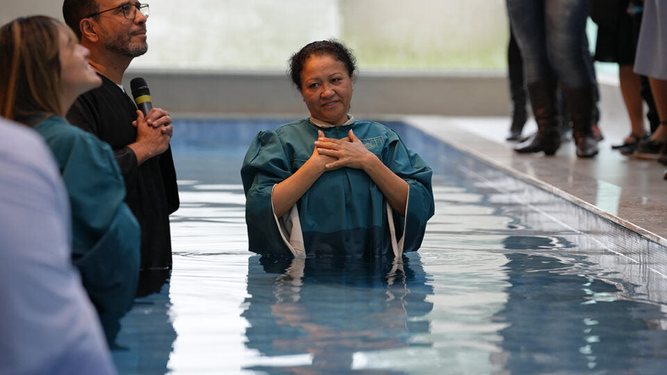 Reinalda foi batizada na Igreja Adventista do Sétimo Dia do Juvevê, em Curitiba. (Foto: Matheus Dro/ Notícias Adventistas).