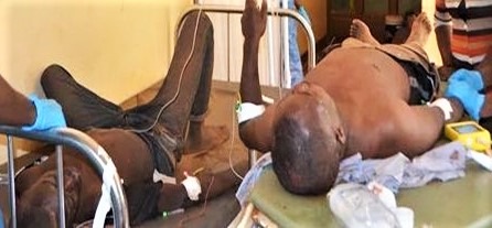Andrew Dikusooka e Ronald Musasizi receberam tratamento hospitalar após serem esfaqueados no distrito de Iganga, Uganda. (Foto: Reprodução/Morning Star News)