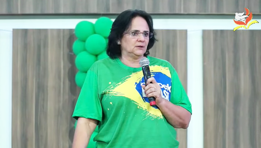 Damares Alves durante culto em Goiânia. (Foto: YouTube/AD Fama)
