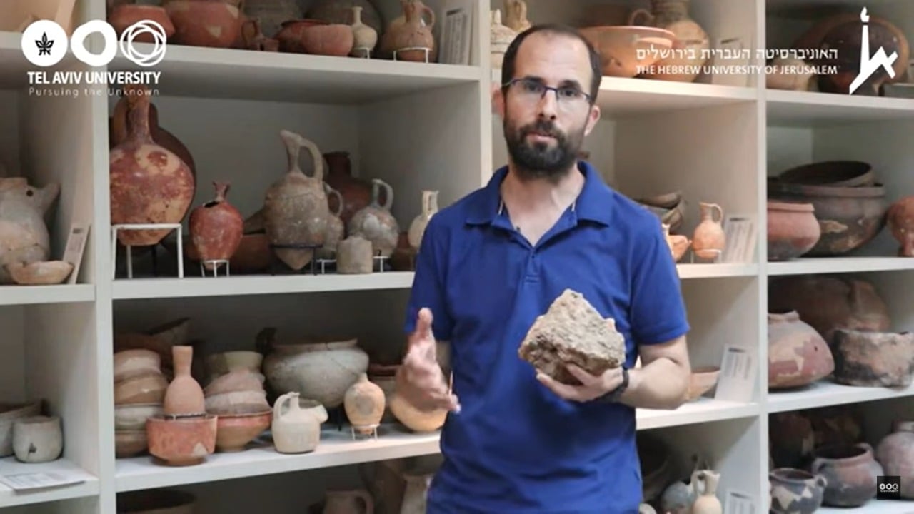 Arqueólogo israelense. (Foto: Captura de tela/YouTube TAUVOD)