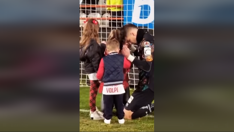 Volpi foi consolado pela esposa e seus dois filhos. (Foto: Reprodução/Facebook/TUDN USA).