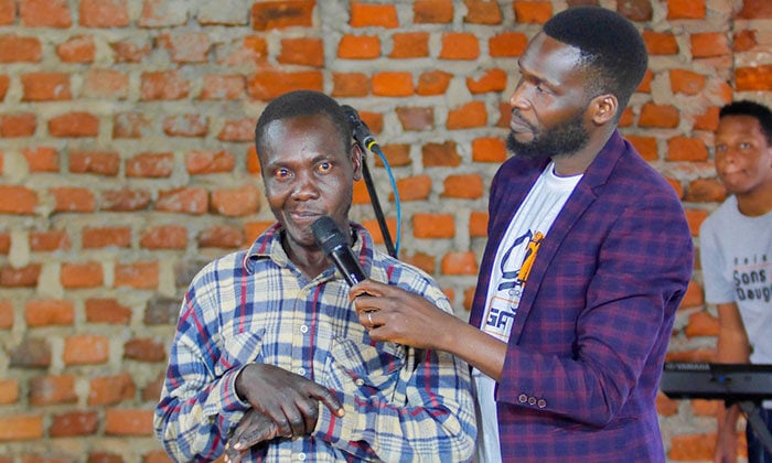 Ssalongo Lubega (à esquerda) compartilha seu testemunho na The City Church – Iganga. (Foto: Reprodução/UGCN).
