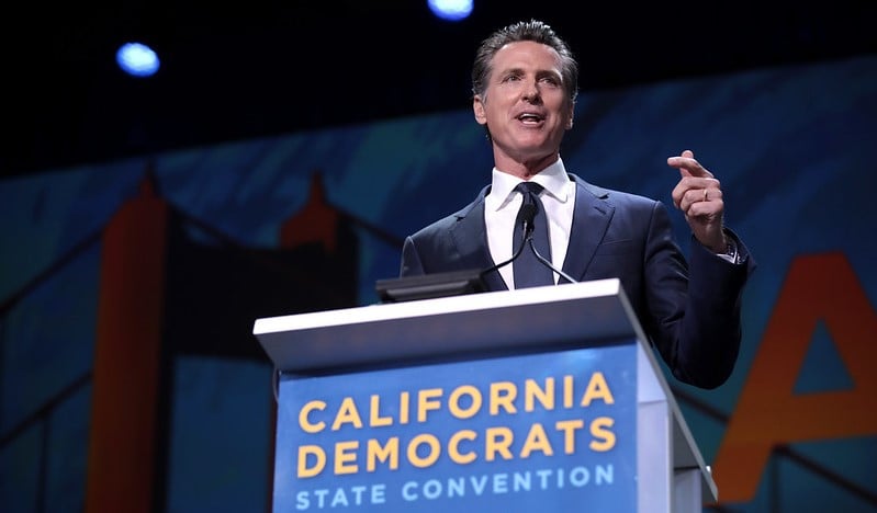 O governador Gavin Newsom fala aos participantes da Convenção Estadual do Partido Democrata da Califórnia de 2019. (Foto: Gage Skidmore/Flickr)