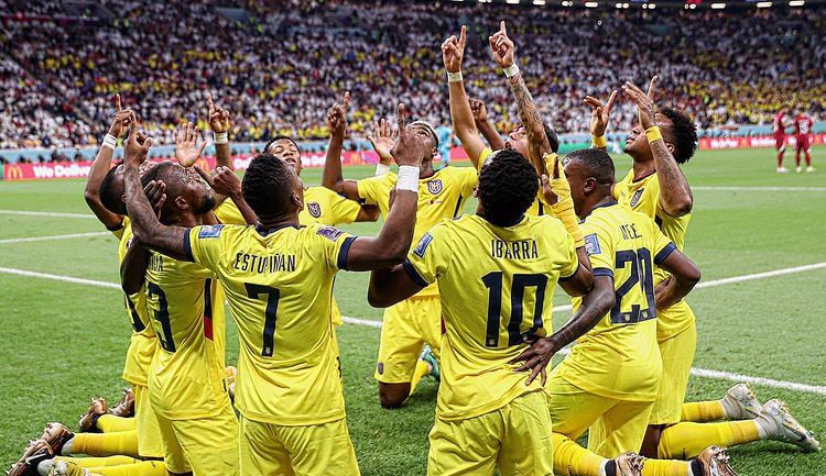 Jogadores do Equador se ajoelharam para agradecer a Deus, após vencer o Catar
