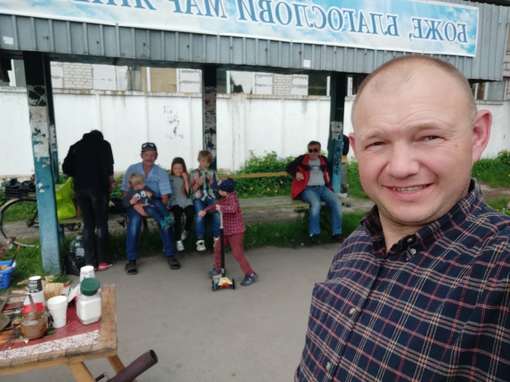 Pastor ucraniano inicia igreja em ponto de ônibus: ‘Um passo de fé’