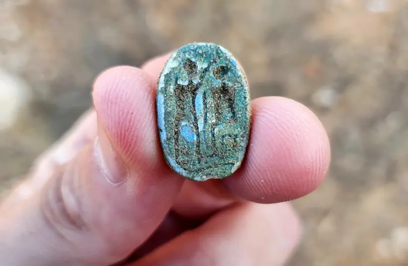 Amuleto egípcio de 3.000 anos é descoberto em Israel em uma viagem escolar