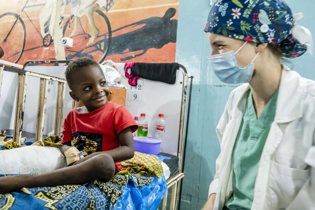 A voluntária médica Anna Leigh Breedlove brinca com uma criança na ala pediátrica do Baptist Medical Center de Nalerigu, Gana. (Foto: IMB).