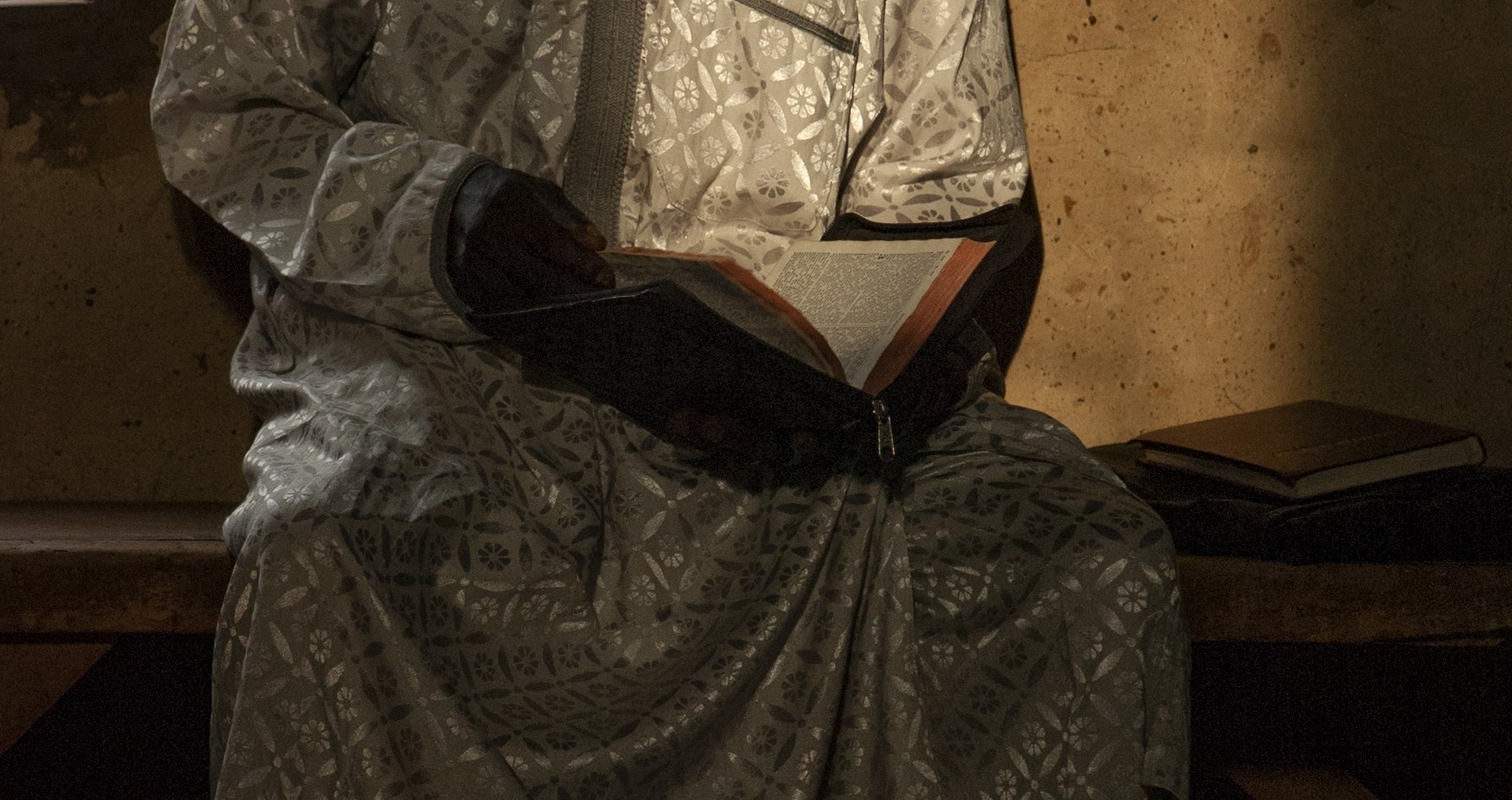 Jobin Ezekiel, assistente da Igreja Batista Nasara em Zaria, Nigéria, lê sua Bíblia. (Foto ilustrativa: IMB)