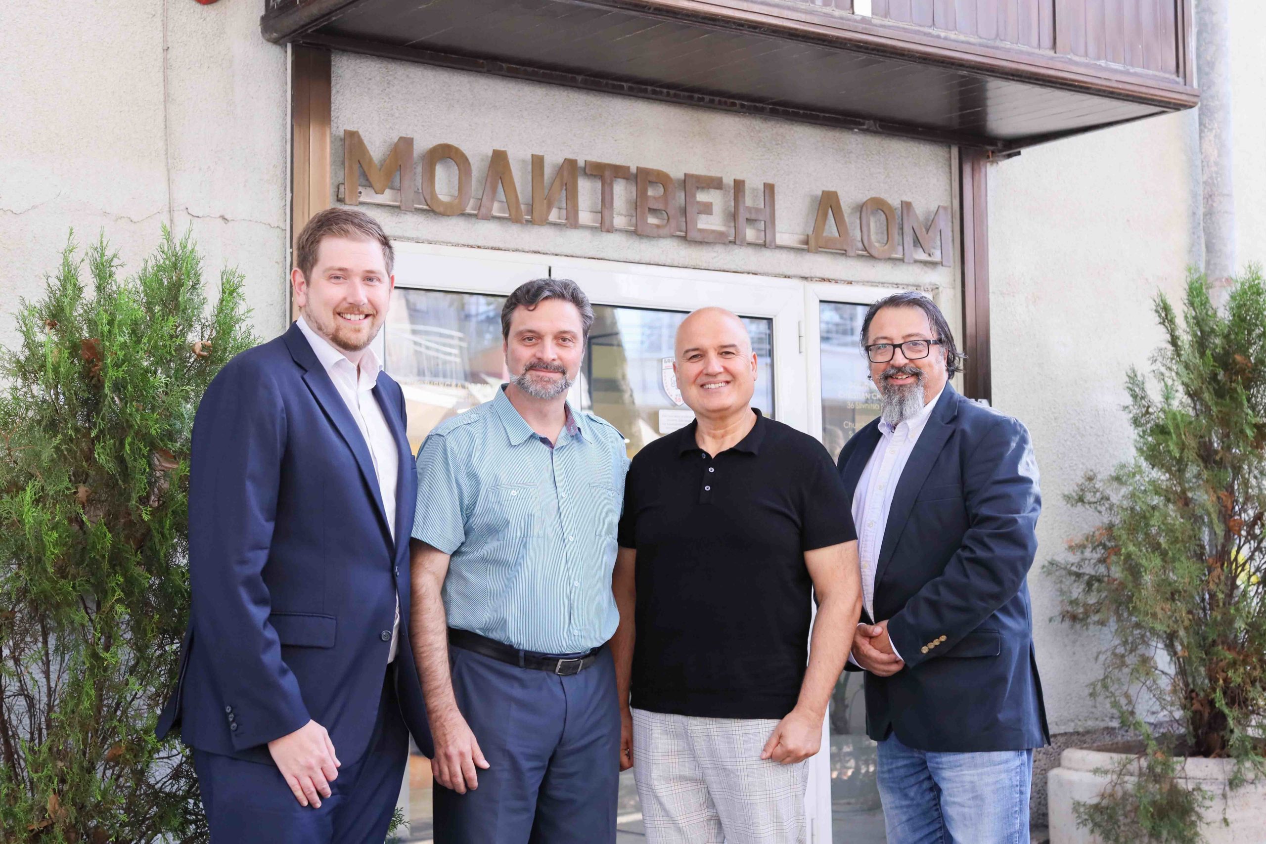 Da esquerda para a direita: o diretor de defesa internacional da ADF, Robert Clarke; os pastores Radoslav Kiryakov e Zhivko Tonchev; e o advogado Viktor Kostov. (Foto: ADF International)