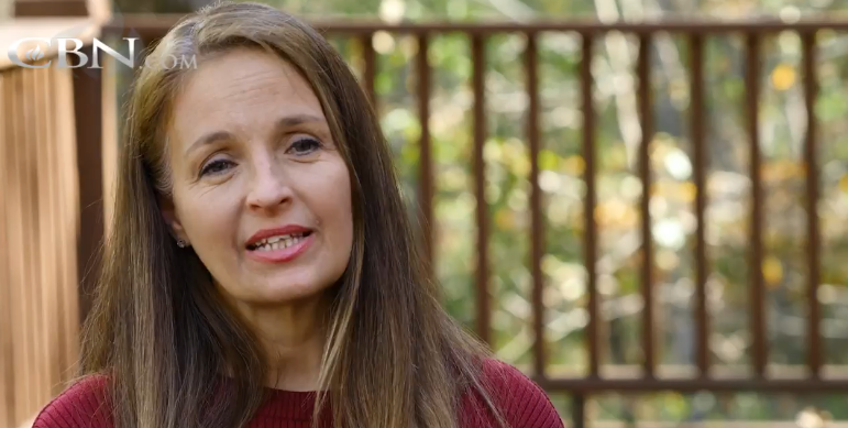 Angie testemunha o milagre de sua recuperação. (Captura de tela/CBN News)