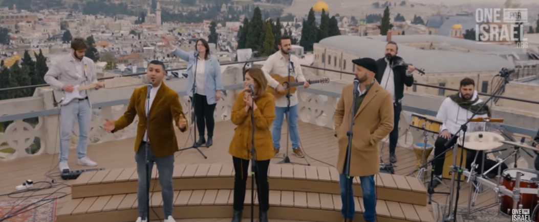Cantores israelenses messiânicos apresentam músicas de adoração em Jerusalém. (Captura de tela/YouTube/One For Israel)