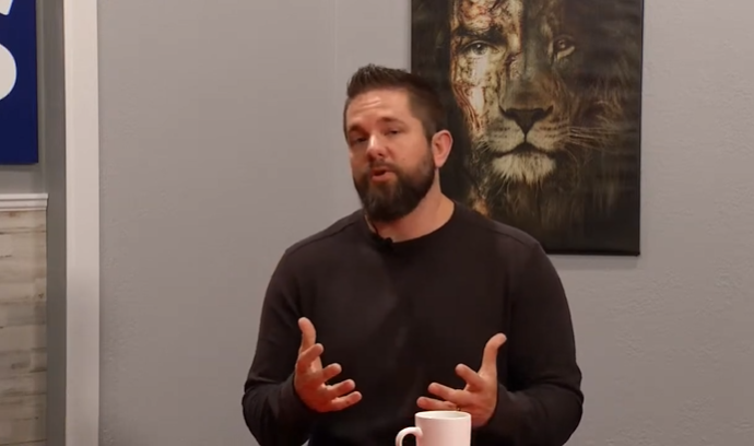 Viciado em drogas e álcool, Rick Scadden se reconciliou com Deus. (Foto: Reprodução/ YouTube/Colorado Prays).