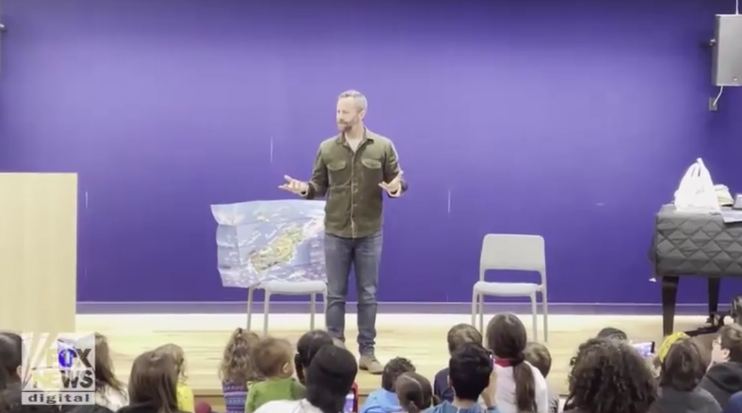 Kirk Cameron compartilha o tempo da história na Biblioteca Pública de Scarsdale em Nova York. (Captura de tela/Fox News Digital)