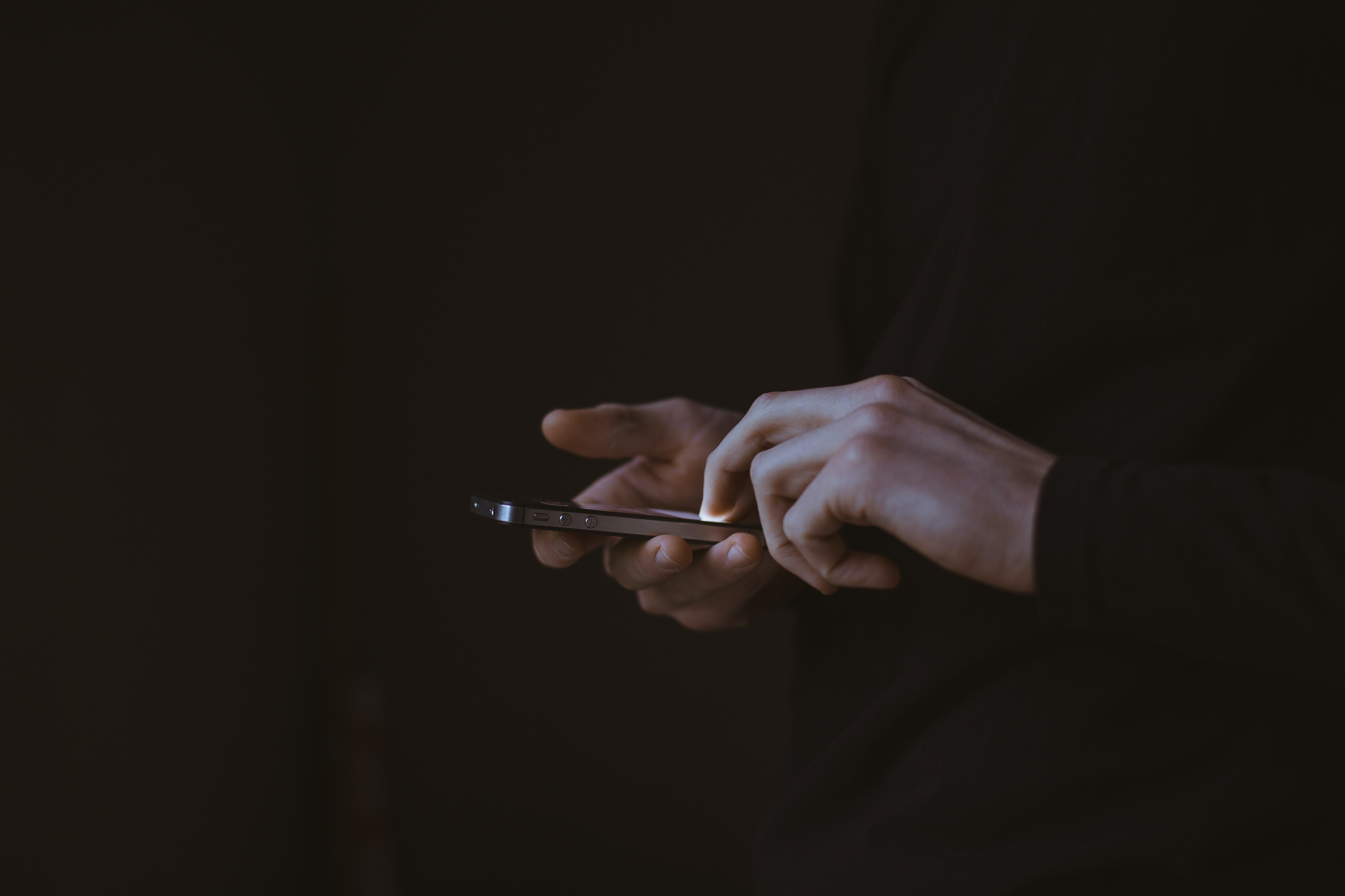 O estudo revelou que 12 anos é a idade média da primeira exposição à pornografia. (Foto: Imagem ilustrativa/Unsplash/Gilles Lambert).
