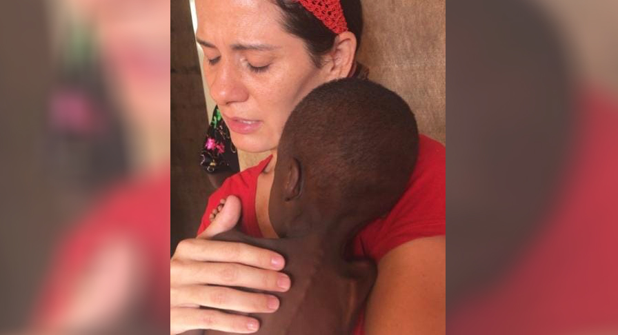 Missionária diz que a fome é real na África: “Muitos bebês morreram em meus braços”