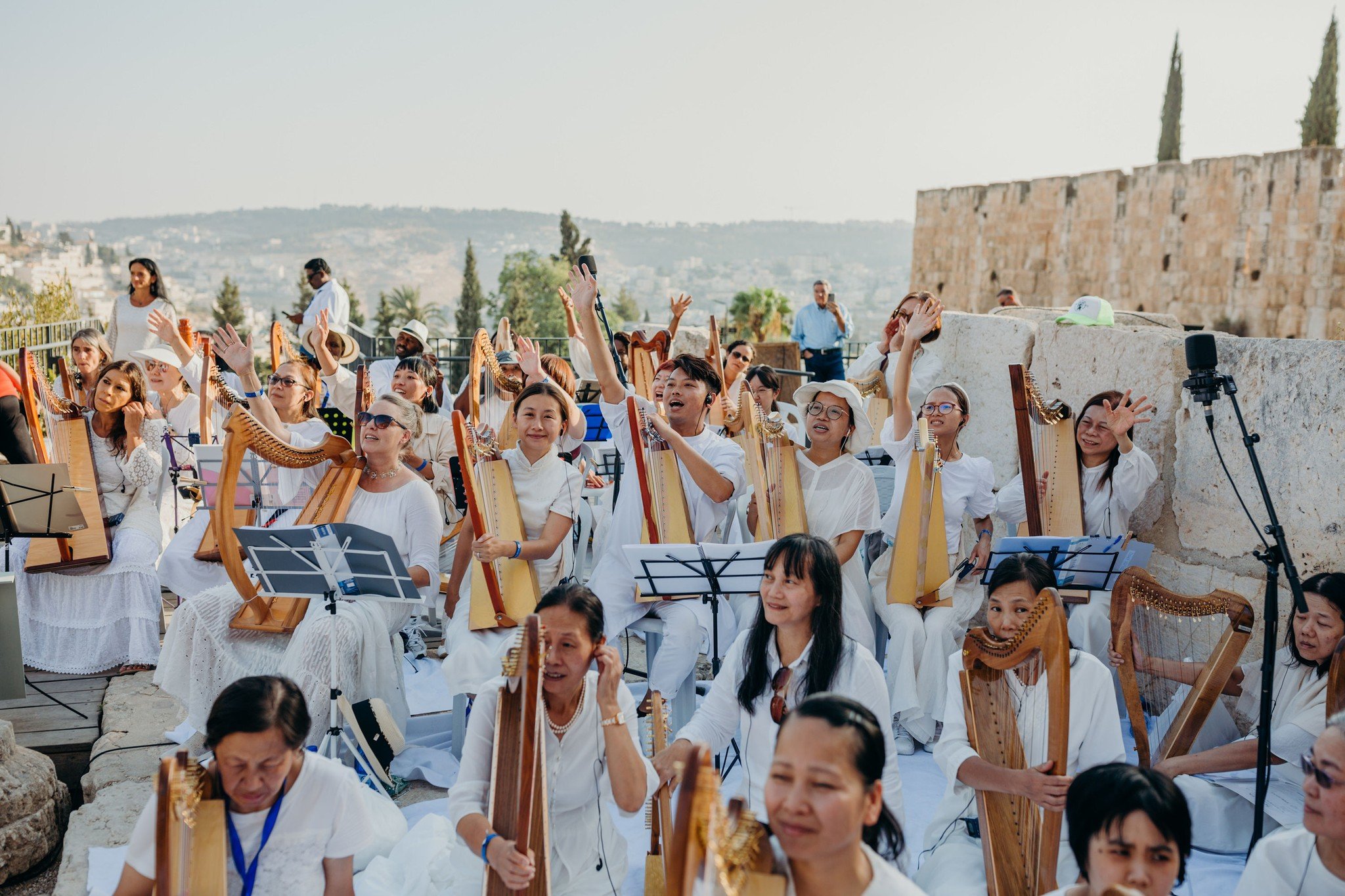 Mais de 100 harpistas de 35 nações tocam e cantam “A Bênção