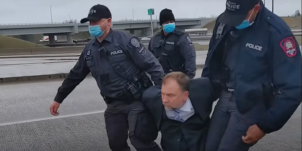 Pastor Artur Pawlowski sendo preso pela polícia de Calgary, em 2021. (Foto: Reprodução/Fox News)