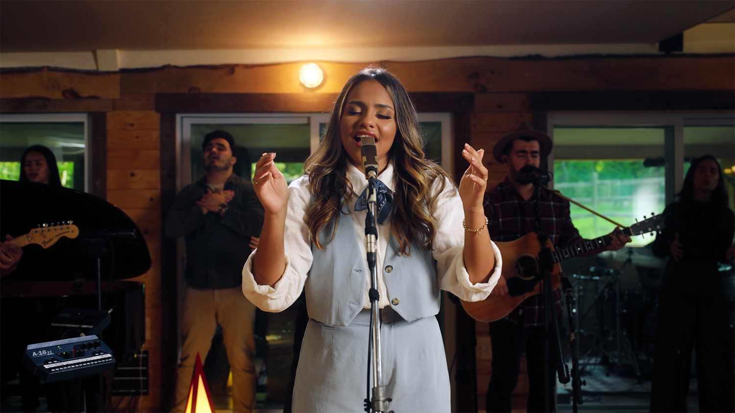Julia Vitória apresenta a canção “Nós Te Adoramos”