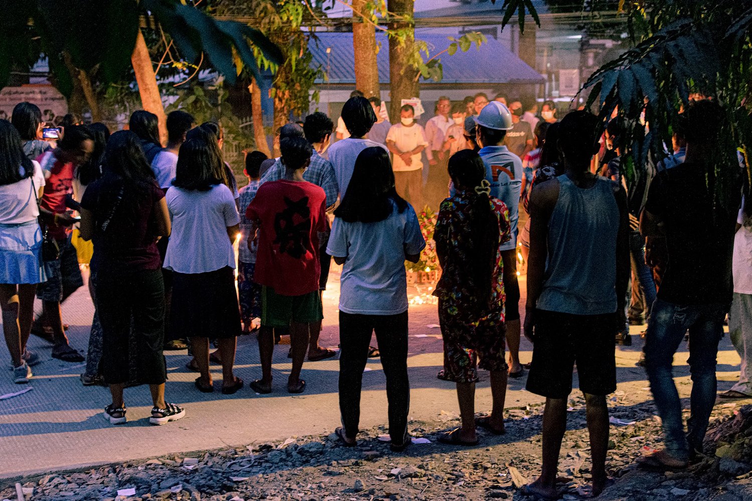 Pessoas reunidas em Yangon, Mianmar. (Foto: Ilustração/Unsplash/Zinko Hein)