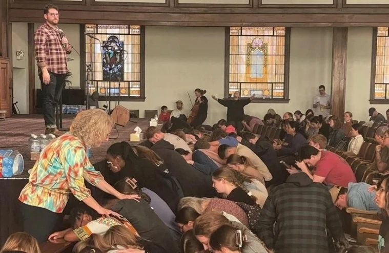 Estudantes oram em avivamento na Asbury University. (Foto: Josh Sadlon/The Christian Post)
