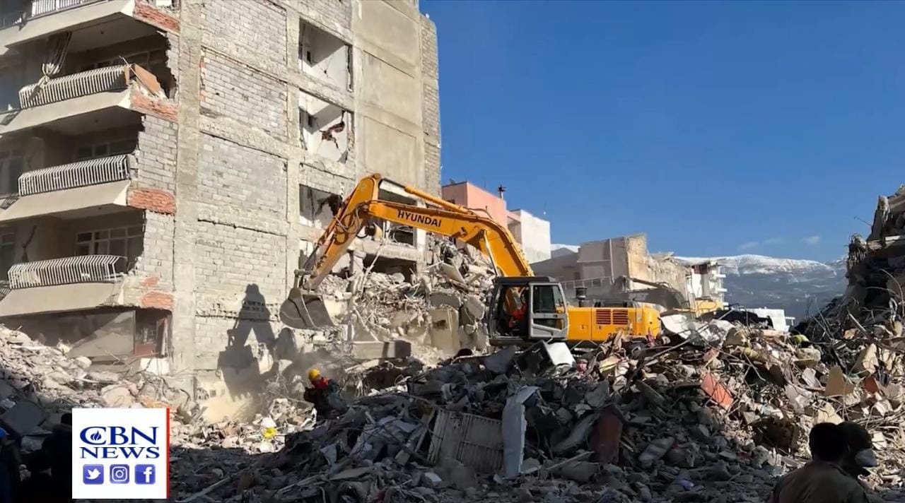 Mais de 200 horas após o terremoto, algumas vítimas ainda são resgatadas com vida. (Foto: Captura de tela/Vídeo CBN News)