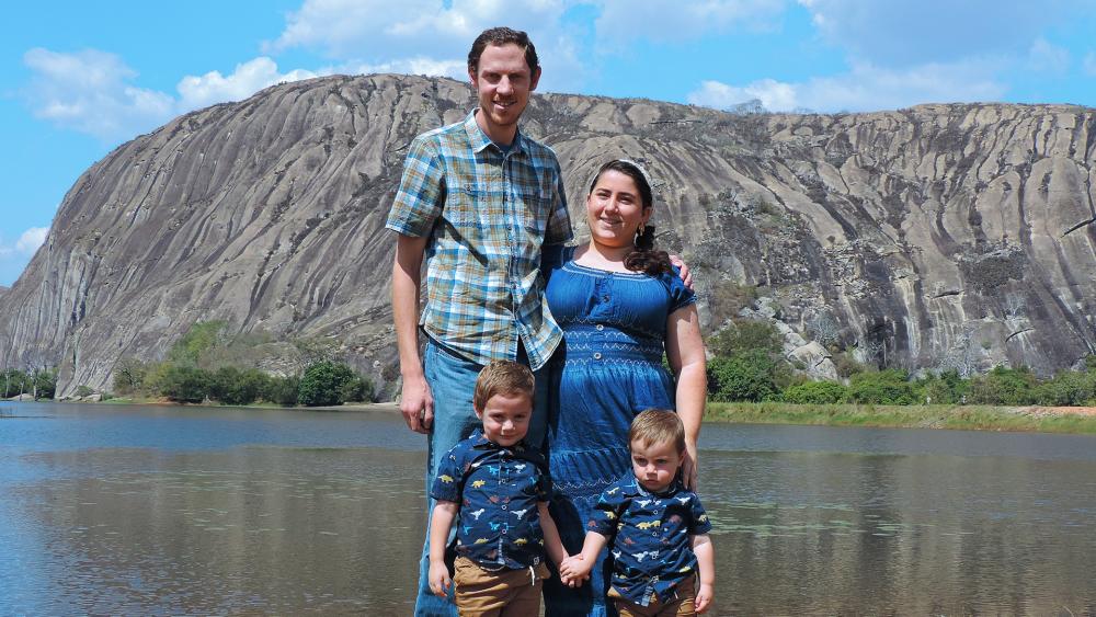 O piloto Ryan Koher, sua esposa Annabel e os dois filhos do casal. (Foto: Família Koher)