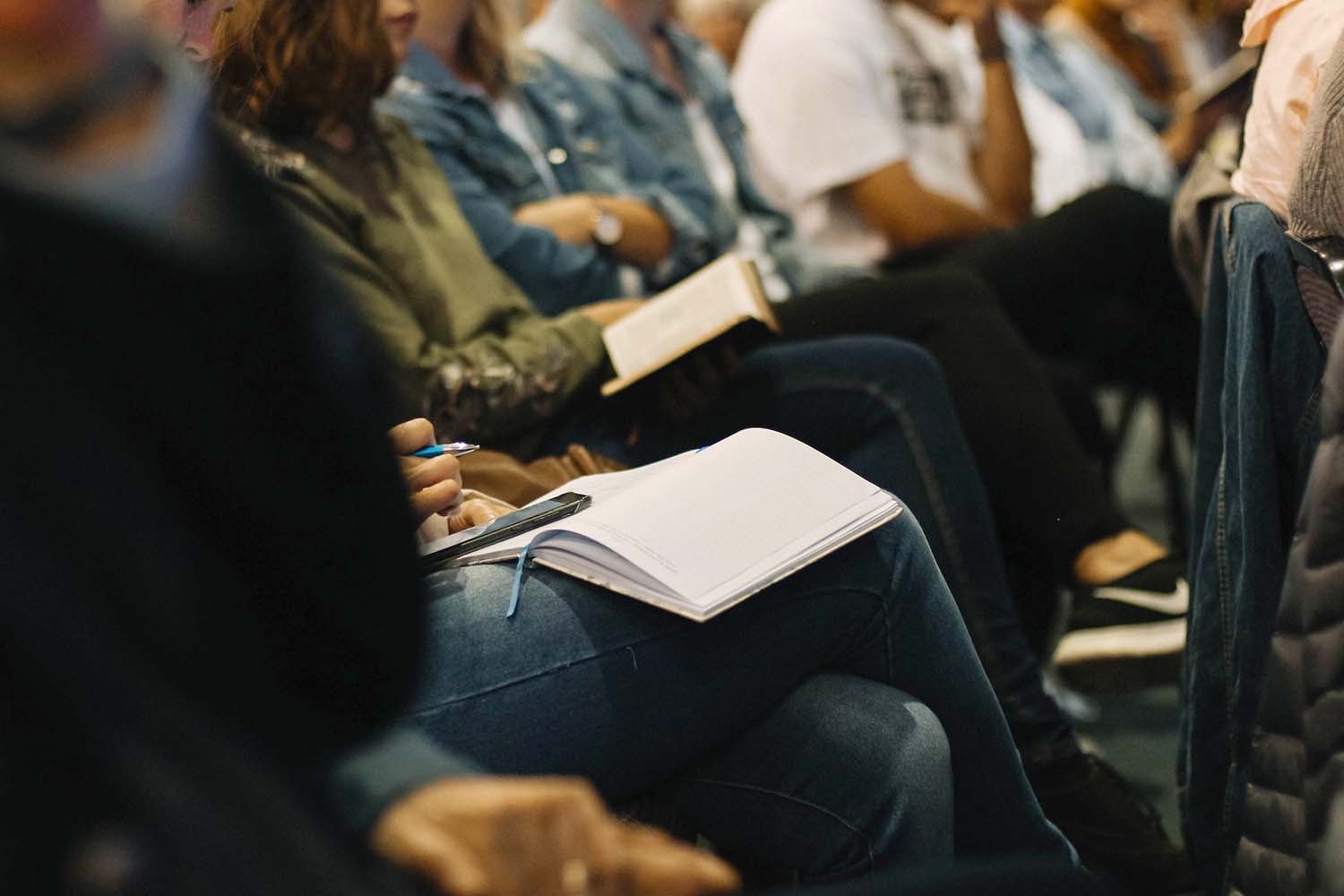 Jovens universitários. (Foto: Ilustração/Sincerely Media/Unsplash)