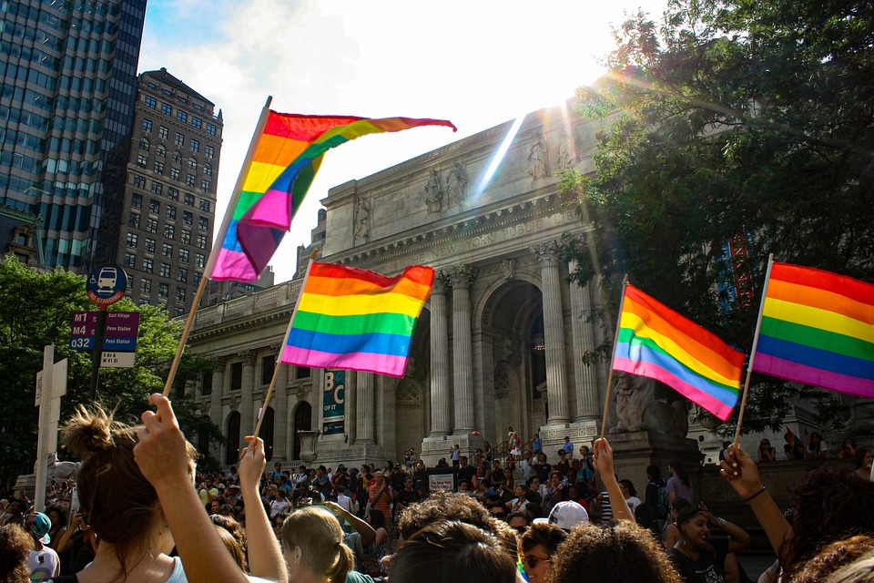 Pessoas com identidade LGBT dobraram na última década; incluindo 19% de jovens