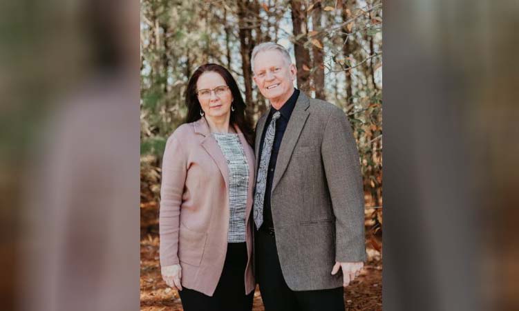 Pastor Rick Buchholz e sua esposa, Kathy. (Foto: Reprodução/God Reports)