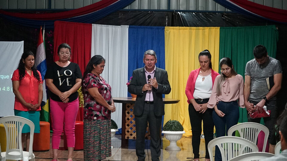 Uma das noites de evangelismo que foram feitas para as pessoas do local. (Foto: Irene Strong/Adventistas)