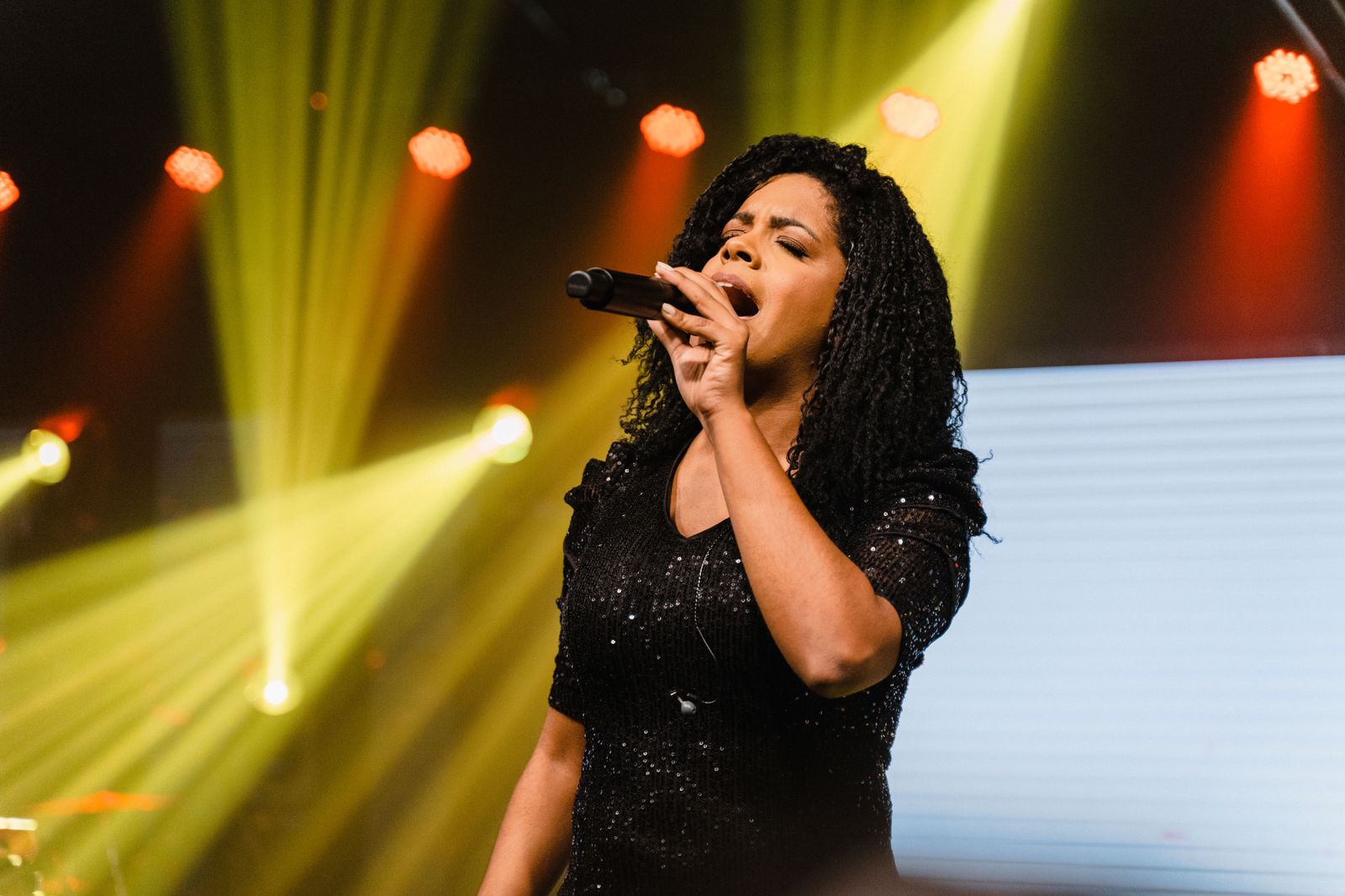 Kemilly Santos canta mensagem de força em “Limite”