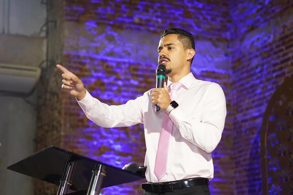 André Anderson, de 23 anos, tem servido em uma pequena igreja em Santos. (Foto: Instagram/André Anderson).
