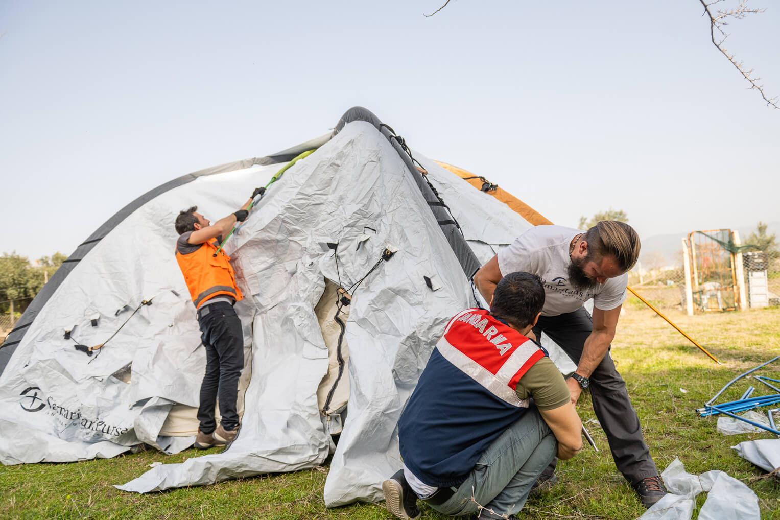 Equipe de ajuda na montagem das tendas. (Foto: Reprodução/Samaritan's Purse)