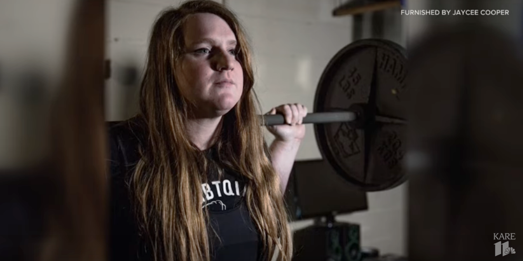 Tribunal decide que trans pode competir com mulheres no levantamento de peso