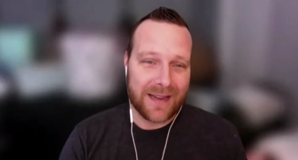 Chad Logan em entrevista ao podcast Ex-Médium Salva. (Foto: Reprodução/YouTube/Jenn EXpsychic)