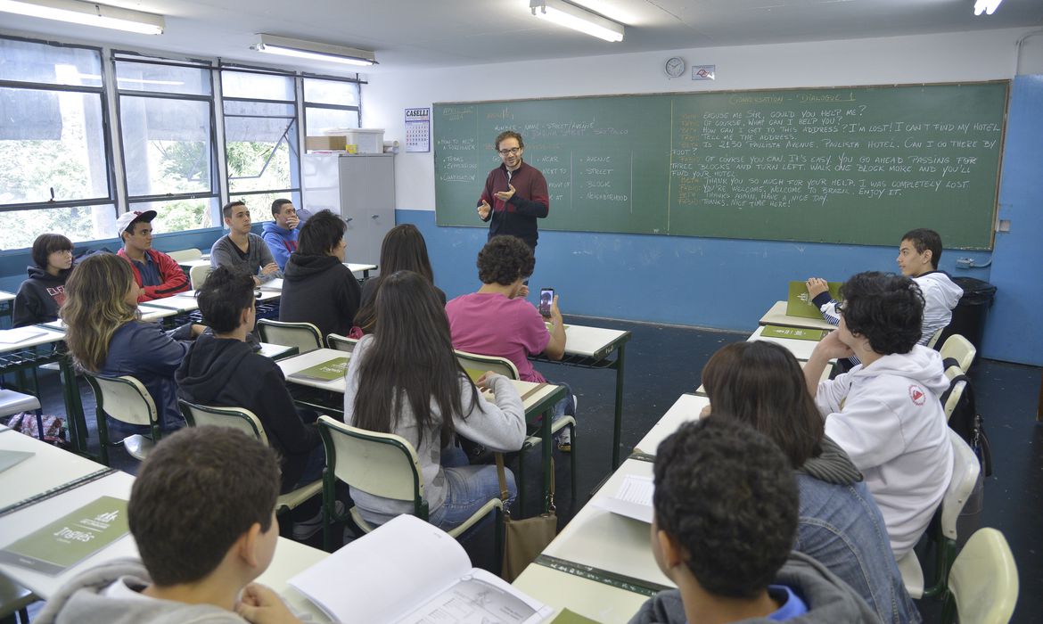 Quase todas as redes estaduais proíbem professores de ensino