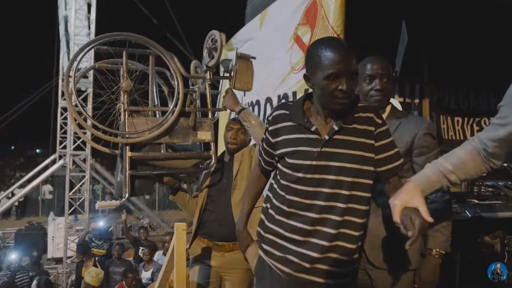 Homem curado andando sem cadeira de rodas. (Foto: Reprodução/Daniel Kolenda/YouTube)