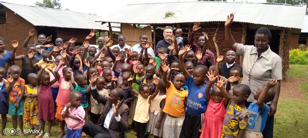 Crianças do orfanato ‘King Jesus Bright Academy’ com alguns professores. (Foto: Arquivo pessoal/Sila Simali)
