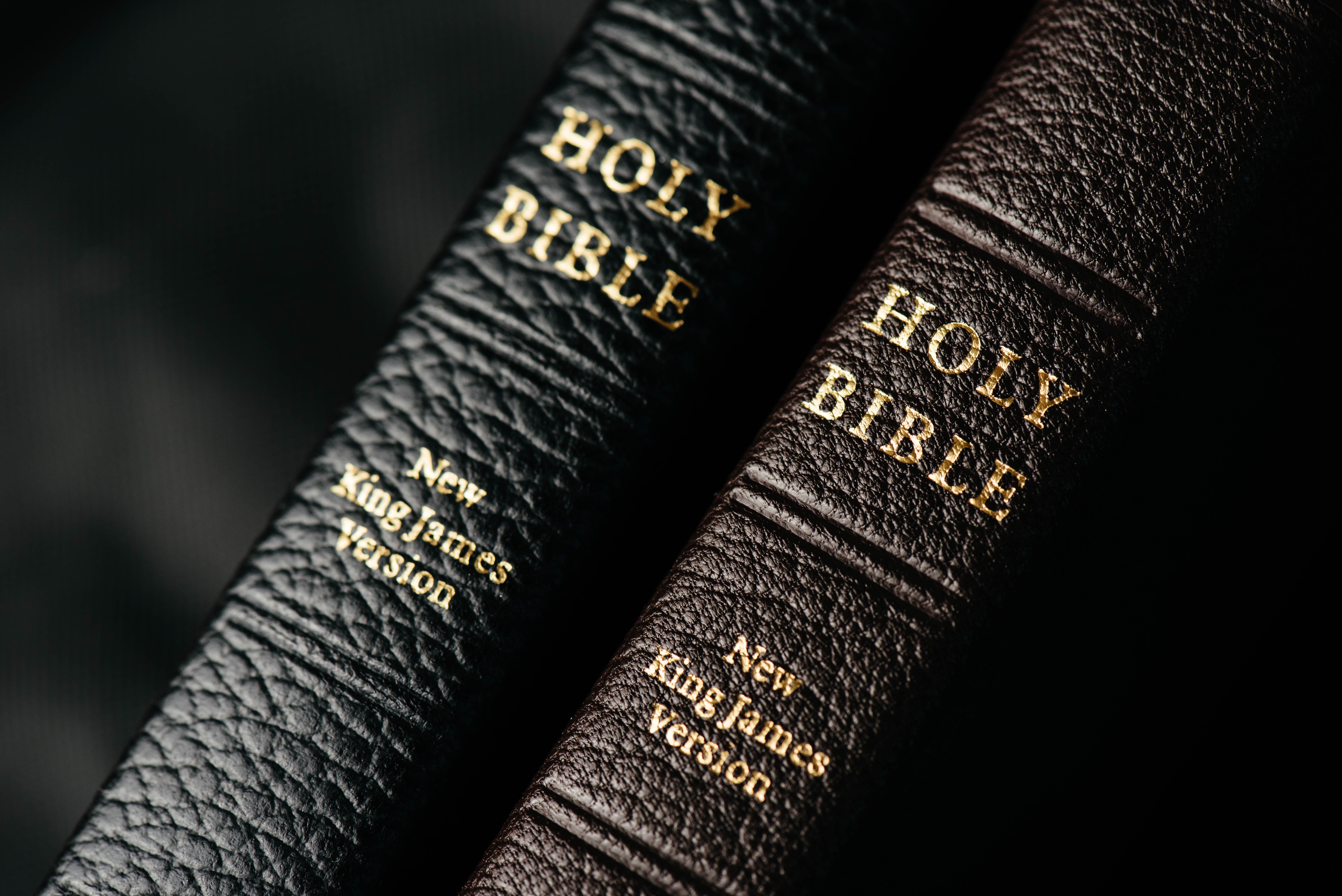 Distrito dos EUA proíbe Bíblia em escolas por “conter vulgaridade ou violência”
