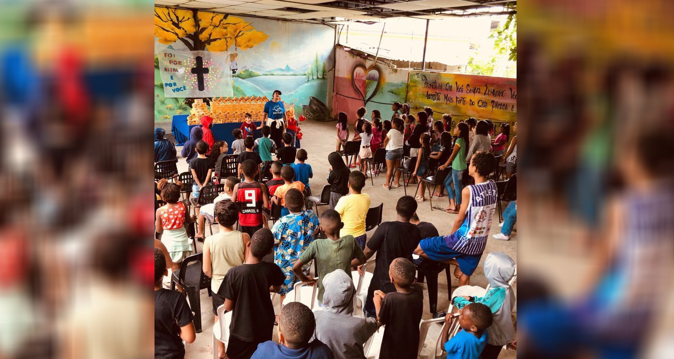 Voluntários com crianças no pátio da instituição. (Foto: Reprodução/Instagram/Instituto ABBA)