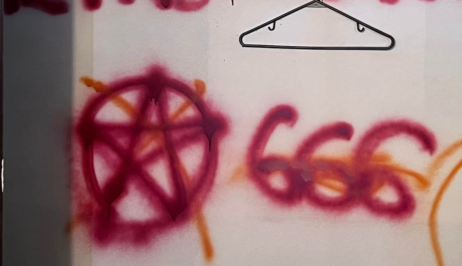 Vandalismo na parede da igreja nos EUA. (Foto: Reprodução/Facebook/Andrew McClung WCYB)