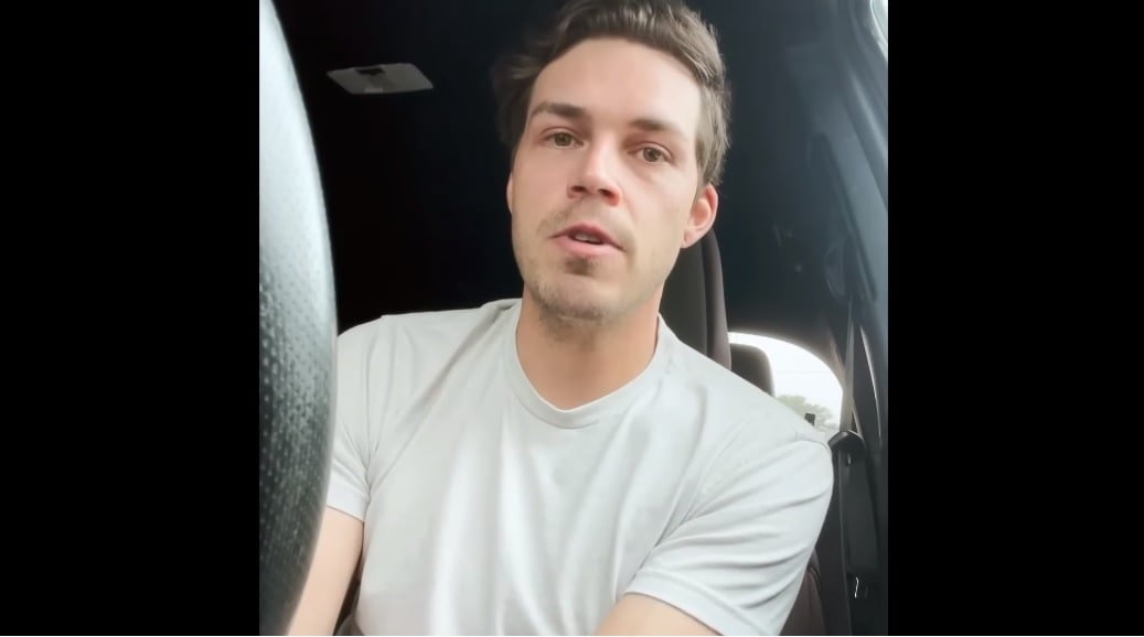 Nate Stafford contando seu testemunho. (Foto: Reprodução/YouTube/Nate Stafford).