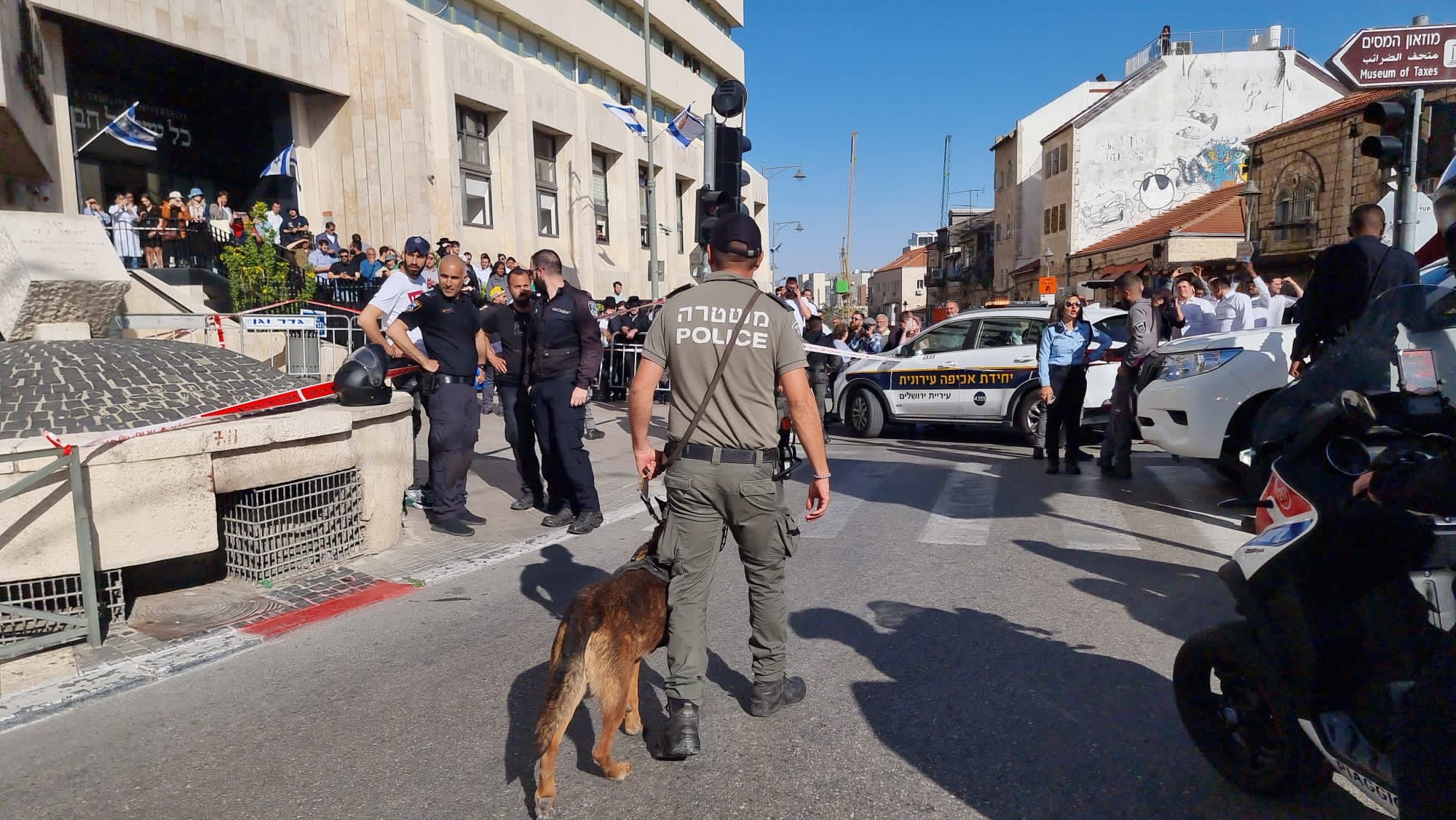 Houve vítimas com diferentes graus de lesão, uma grave e as demais moderadas. (Foto: Twitter/Israel Police)