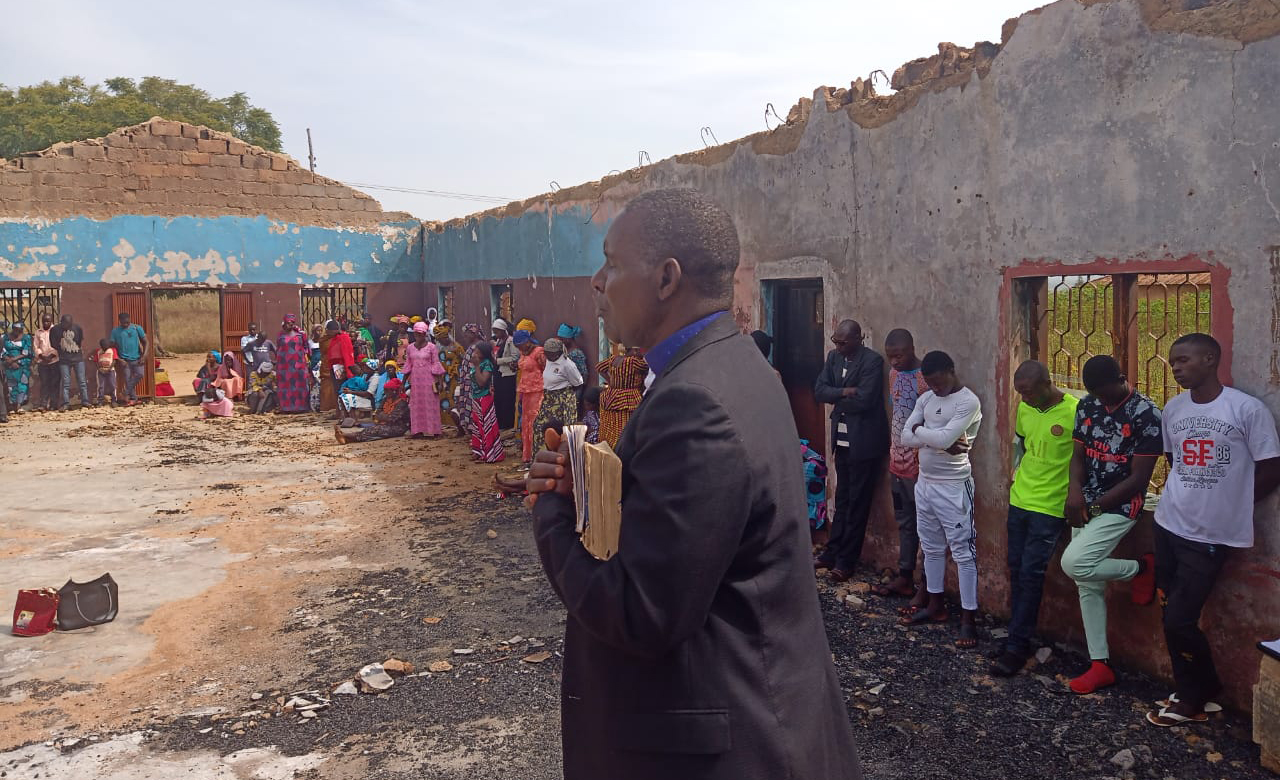 Culto na igreja queimada por militares Fulani. (Foto: Reprodução/International Christian Concern)