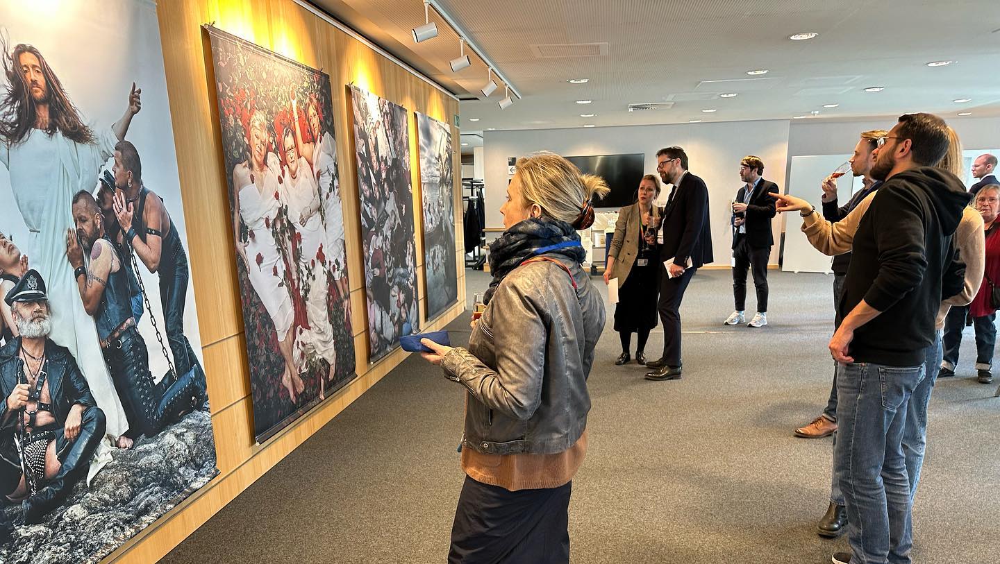 Exposição no Parlamento Europeu exibe “Jesus LGBT” e gera críticas - Guiame