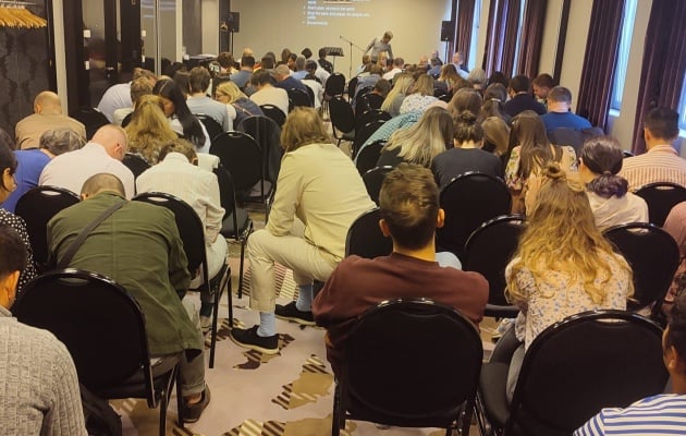 Membros da igreja ICF em Belgrado orando em pequenos grupos no domingo após o tiroteio na Sérvia, 7 de maio de 2023. (Foto: Reprodução/Evangelical Focus)
