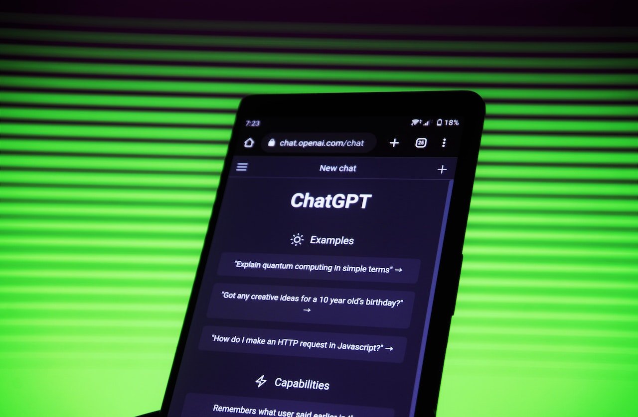 Ativistas reescrevem Gênesis pelo ChatGPT. (Foto ilustrativa: Mojahid Mottakin/Pexels)
